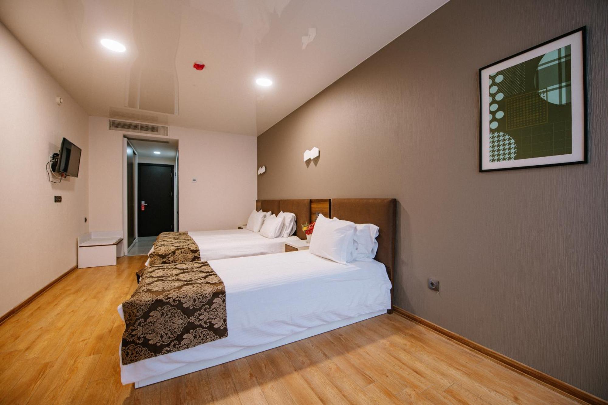 Iveria Inn Hotel Tbilisi Room photo