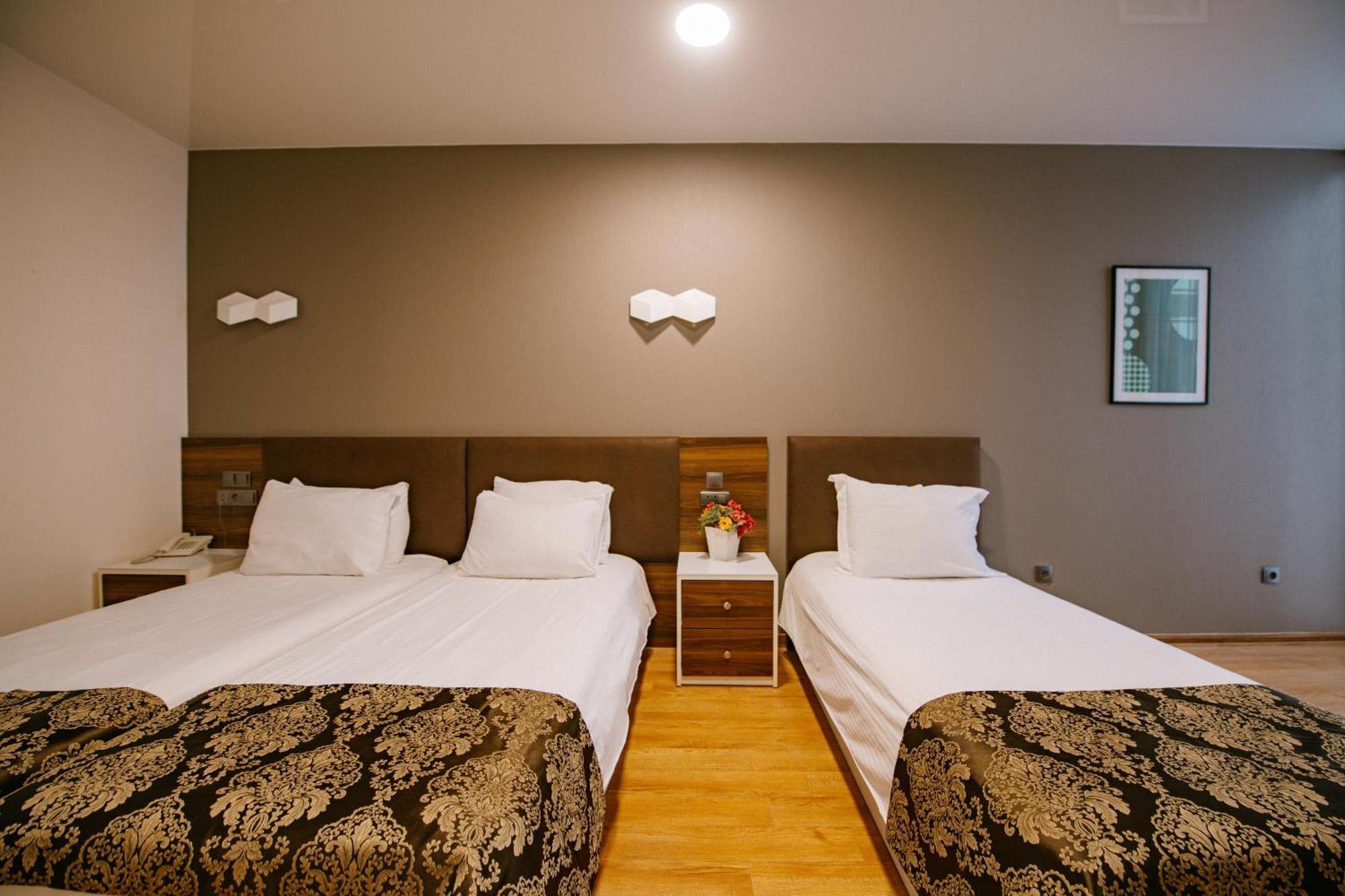 Iveria Inn Hotel Tbilisi Room photo